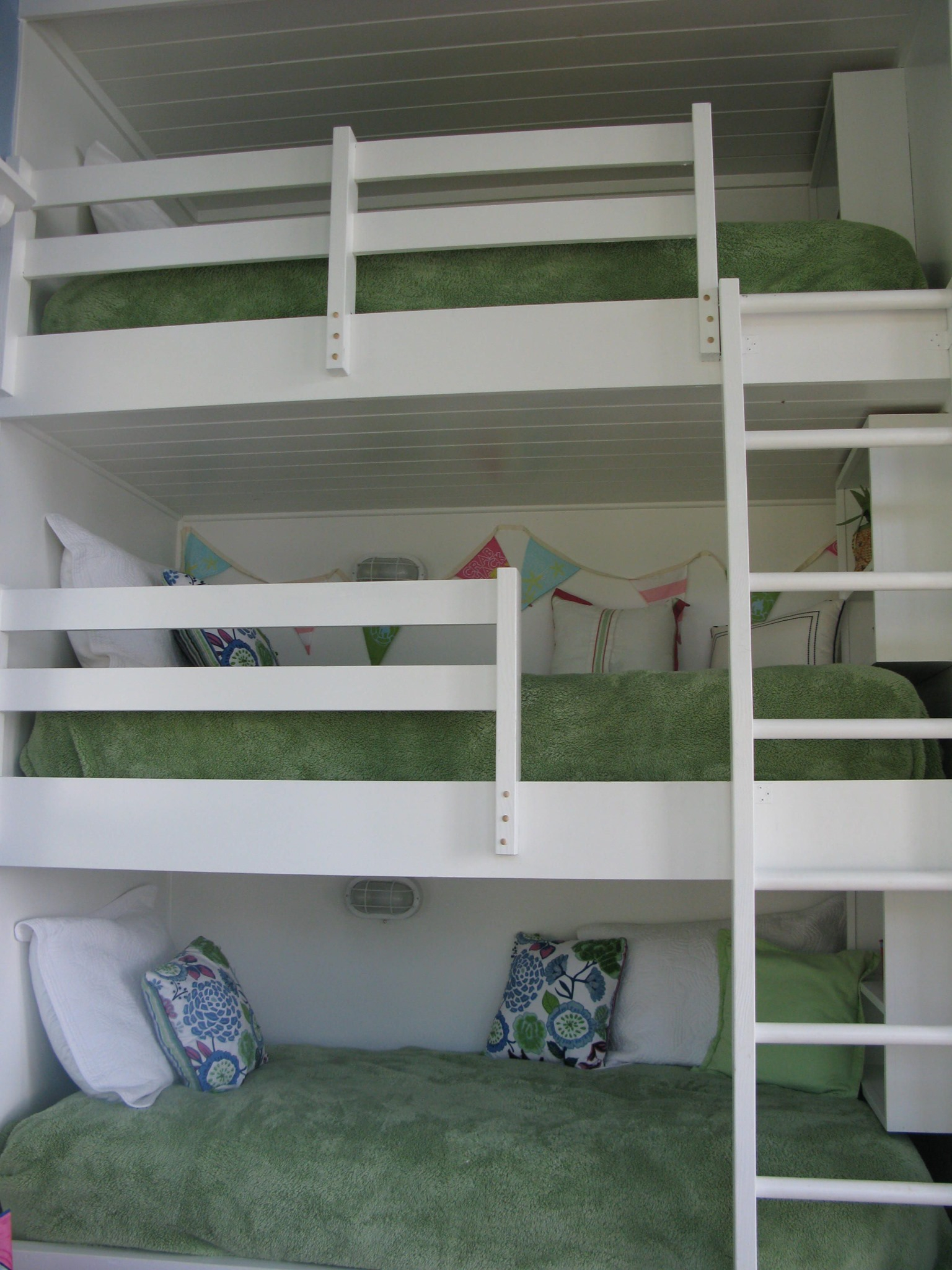 Maximizing Style And Space: The Ultimate Guide To Triple Bunk Beds ... in Maximizing Space The Benefits of Bunk Beds with Storage Solutions