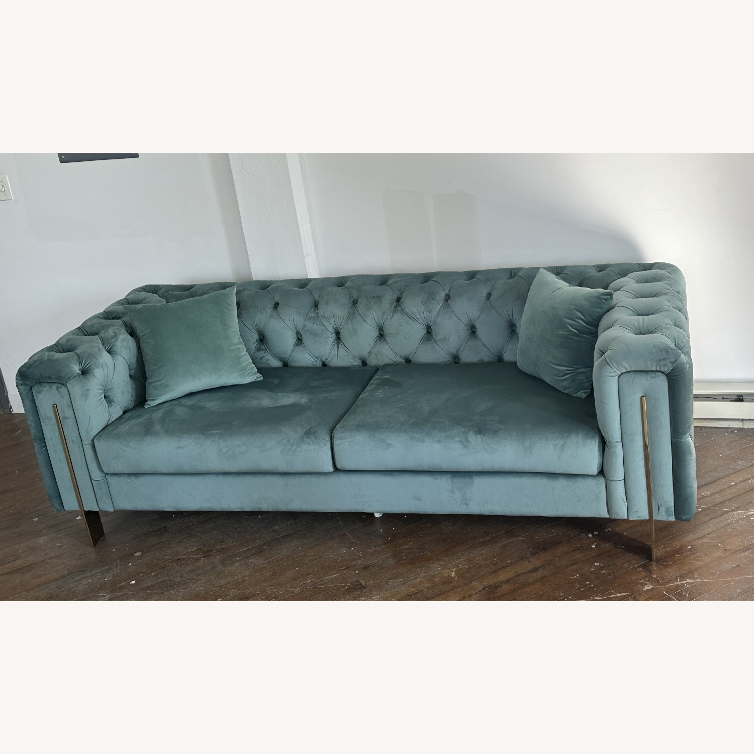 Modern Chesterfield Teal Velvet Sofa - Aptdeco in