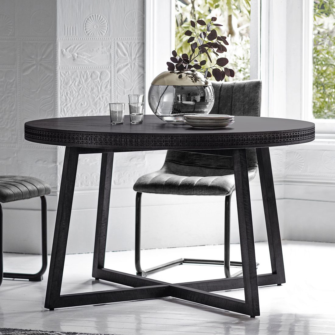 Inspirasi Top Wooden Round Dining Table within Understanding the Craftsmanship Behind the Oak-Black Round Dining Table