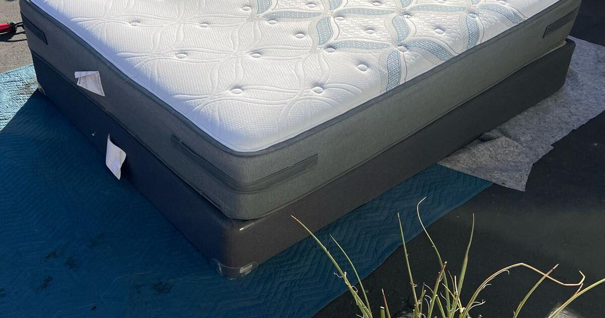 Like New! Queen Size Sealy Posturepedic Mattress & Box Spring Set ... with Sealy Mattress And Box Spring