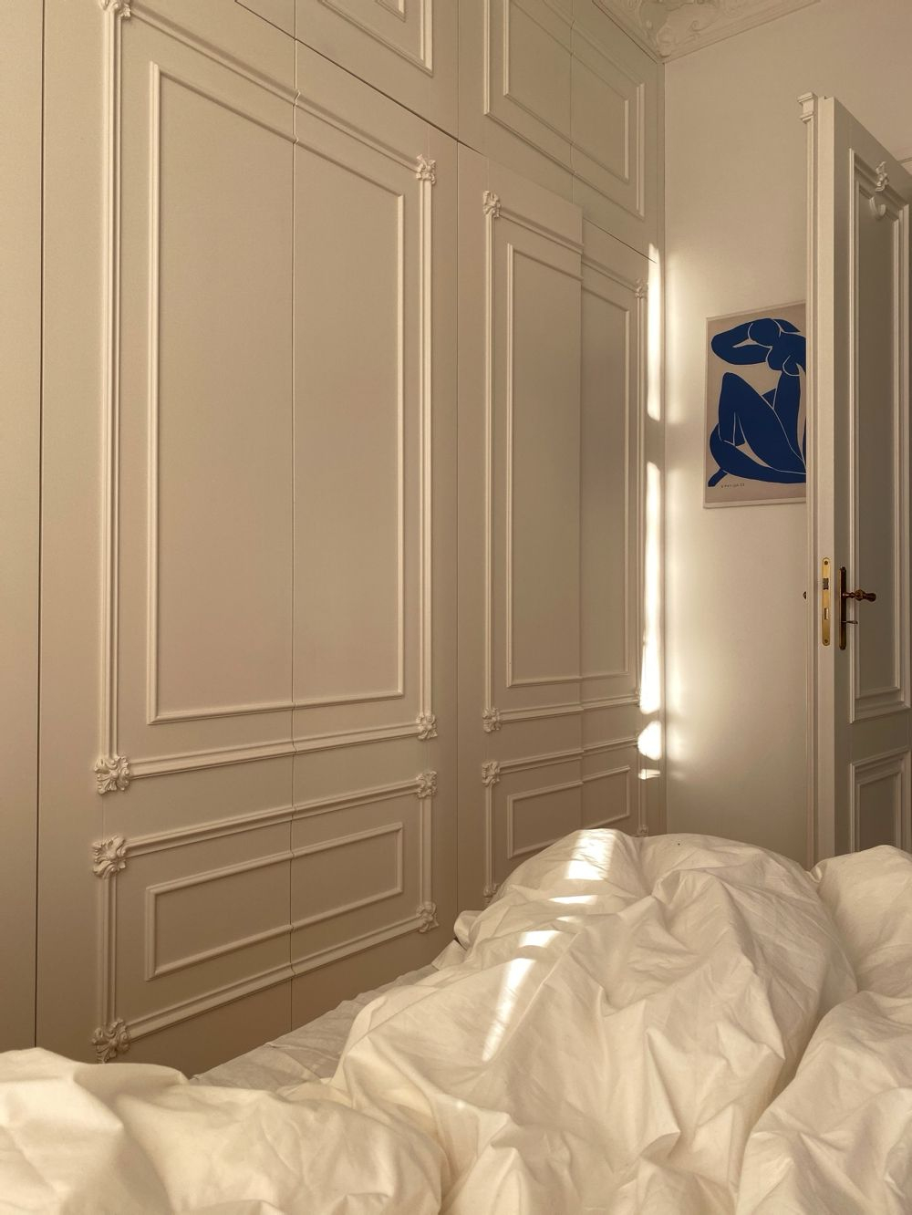 Cozy Up Your Bedroom With These White Wall Decor Ideas throughout Creating peaceful sleep environments with white wall decor