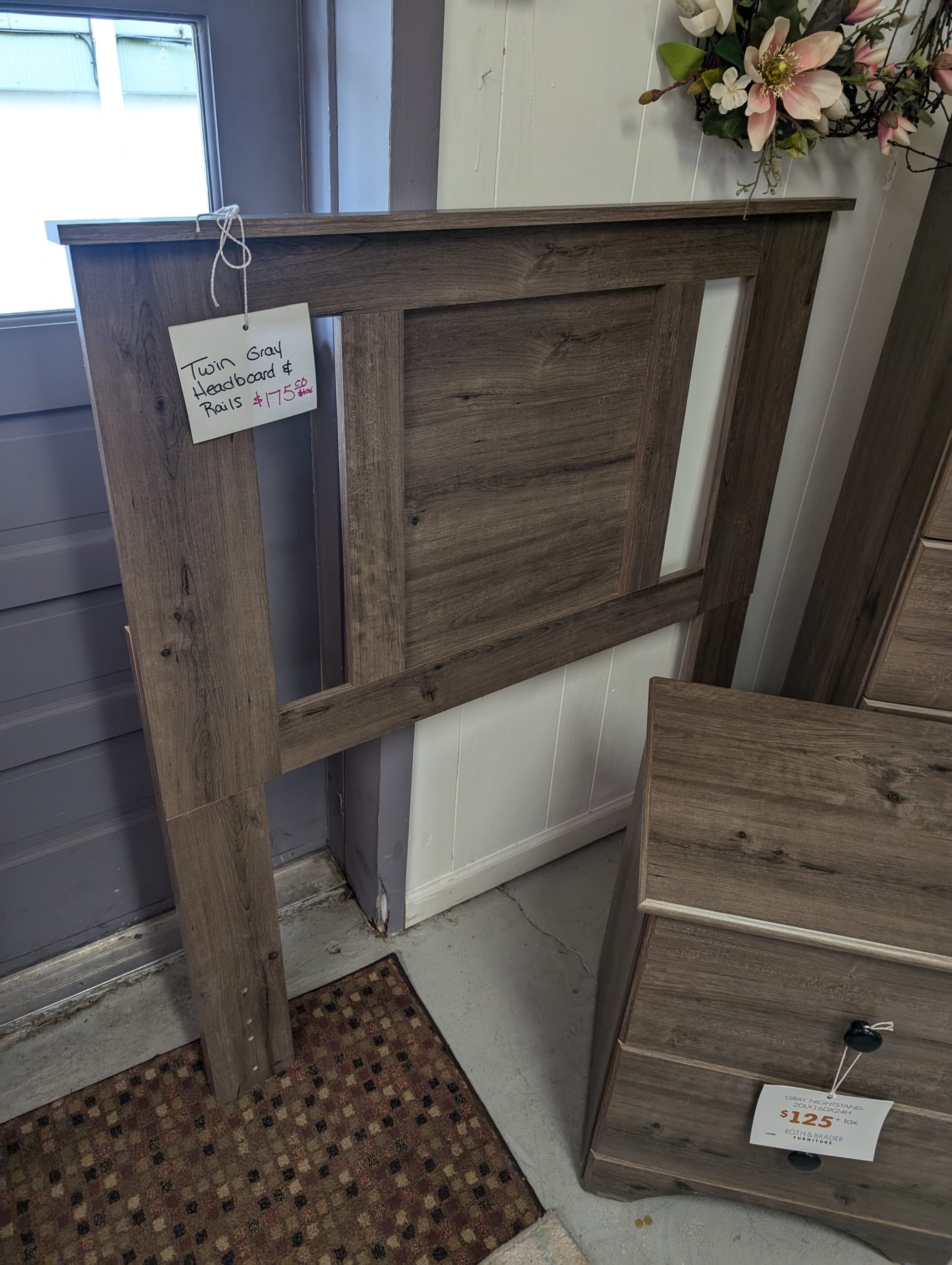 How to choose the right twin size bedroom furniture set for small apartments and dorms