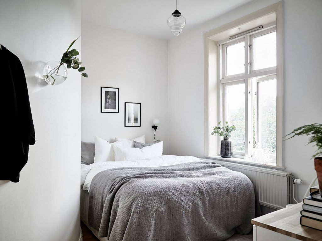 10 Ultra Small Bedrooms With King Size Beds - Page 2 Of 2 intended for Smart Design Tips for Making Small Rooms Feel Larger with King Size Beds