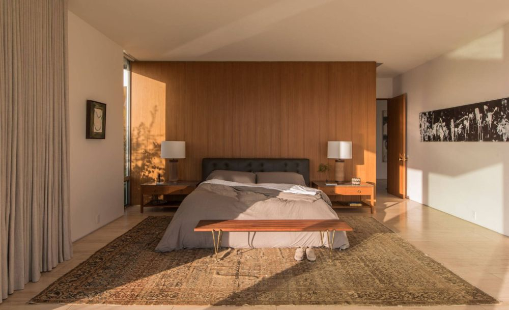 Inspiring Mid-Century Modern Bedrooms With Exquisite Decors for Creating harmony with mid century modern bedroom bench styling tips